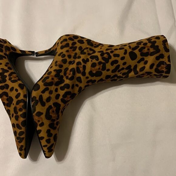 MACKIN Size 7 animal print bootie (above ankle) with kitten heels. - Picture 5 of 10